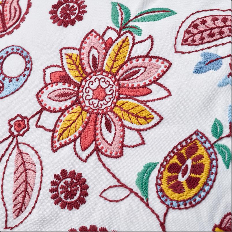 FJALLFRYLE フィエルフリレ クッション - ホワイト マルチカラー/刺繍入り 50x58cm