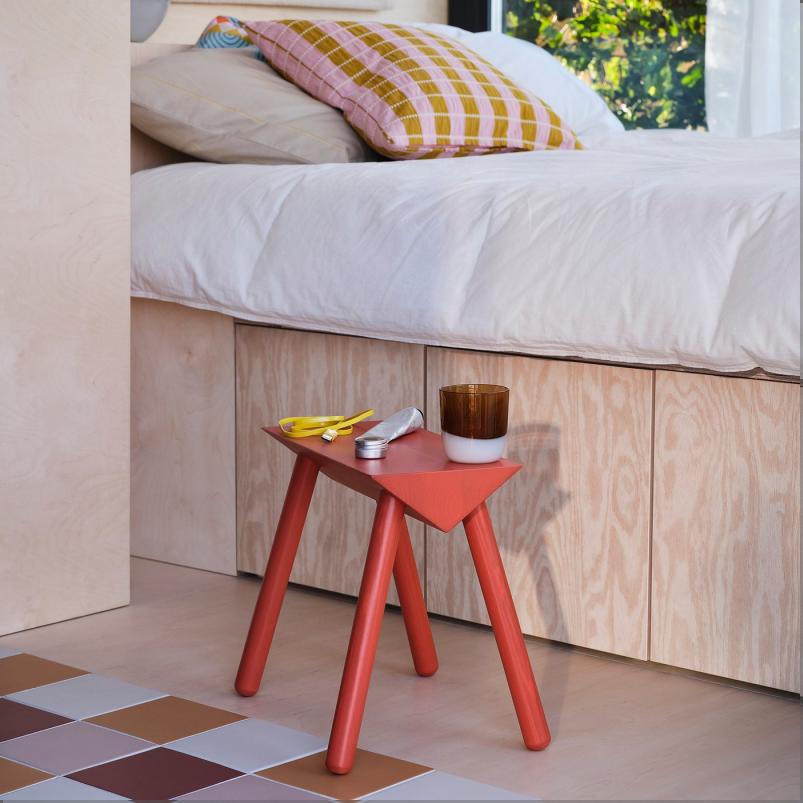 OMMJANGE オッミェンゲ スツール - オレンジレッド/ステイン仕上げ