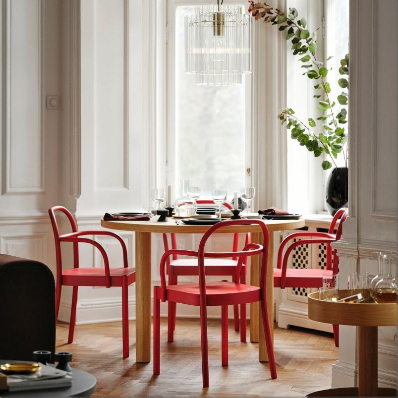 STOCKHOLM 2025 ストックホルム 2025 / STOCKHOLM 2025 ストックホルム 2025 テーブル＆アームレスト付きチェア 4脚 - オーク材突き板/レッド 115 cm